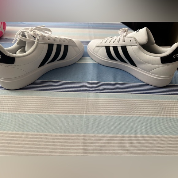 NWB - Women’s Adidas Grand Court 2.0 Tennis Shoe size 8.5 - Picture 6 of 11